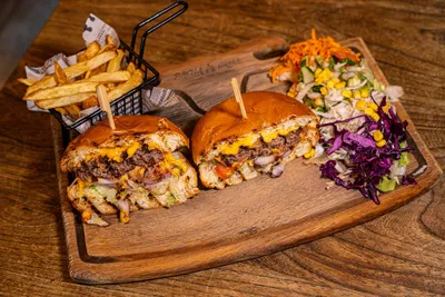 Burger avec frites maison et salade