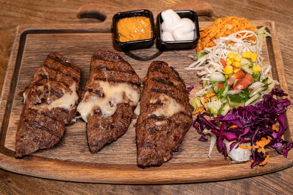 Viande hachée fourrée au fromage, spécialité Pacha Grill Marseille